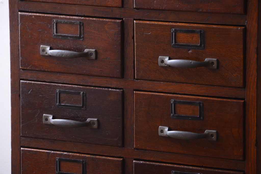 アンティーク家具　和製アンティーク　ネームプレート付き!古いナラ材の縦型20杯引き出し(ドロワー)