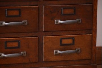 アンティーク家具　和製アンティーク　ネームプレート付き!古いナラ材の縦型20杯引き出し(ドロワー)