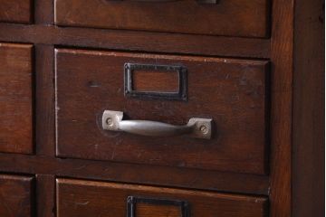 アンティーク家具　和製アンティーク　ネームプレート付き!古いナラ材の縦型20杯引き出し(ドロワー)