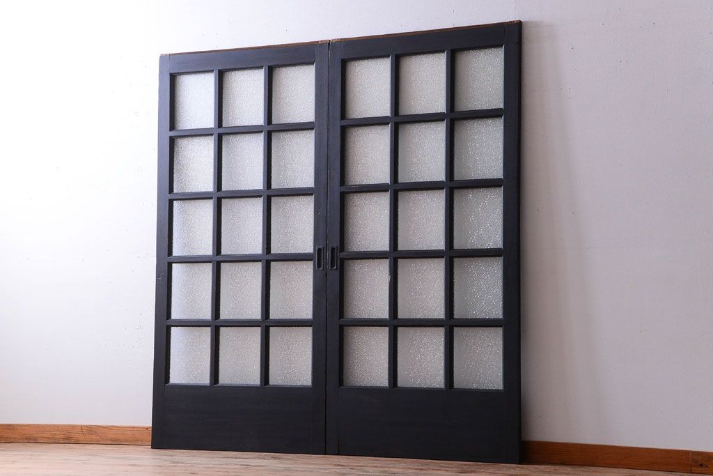 和製アンティーク　ダイヤガラス入りの背が高いモダンなペイント引き戸2枚セット(1)