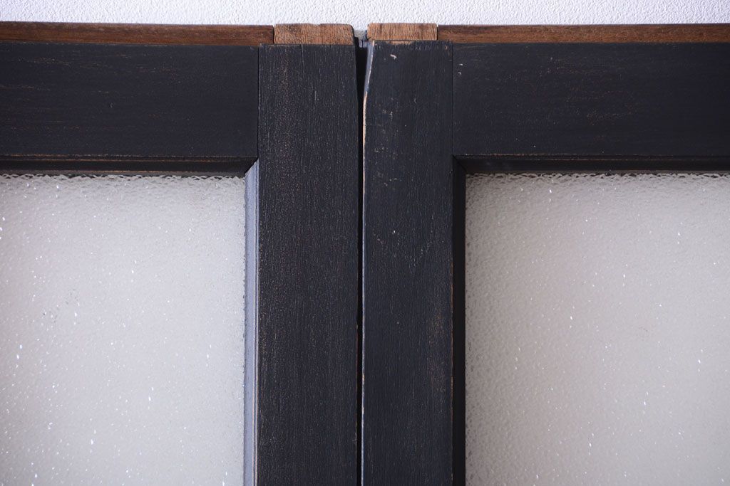 和製アンティーク　ダイヤガラス入りの背が高いモダンなペイント引き戸2枚セット(1)