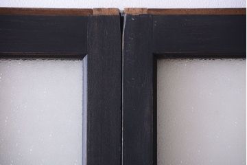 和製アンティーク　ダイヤガラス入りの背が高いモダンなペイント引き戸2枚セット(1)