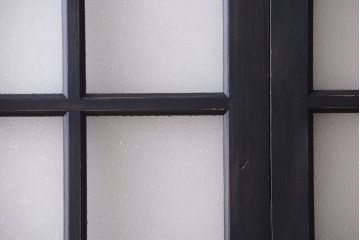 和製アンティーク　ダイヤガラス入りの背が高いモダンなペイント引き戸2枚セット(1)