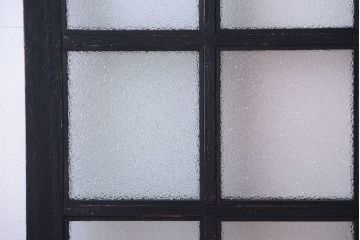 和製アンティーク　ダイヤガラス入りの背が高いモダンなペイント引き戸2枚セット(1)
