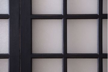 和製アンティーク　ダイヤガラス入りの背が高いモダンなペイント引き戸2枚セット(2)