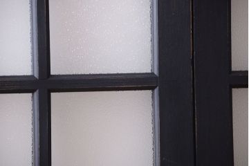 和製アンティーク　ダイヤガラス入りの背が高いモダンなペイント引き戸2枚セット(2)