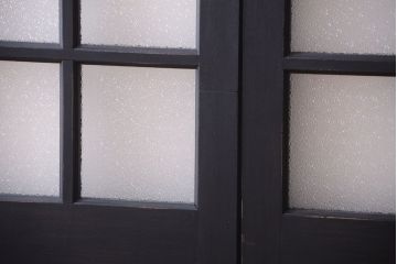 和製アンティーク　ダイヤガラス入りの背が高いモダンなペイント引き戸2枚セット(2)