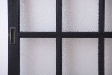 和製アンティーク　ダイヤガラス入りの背が高いモダンなペイント引き戸2枚セット(2)