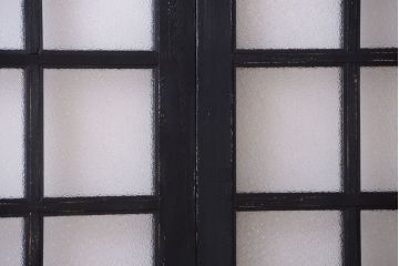 和製アンティーク　ダイヤガラス入りの背が高いモダンなペイント引き戸2枚セット(2)