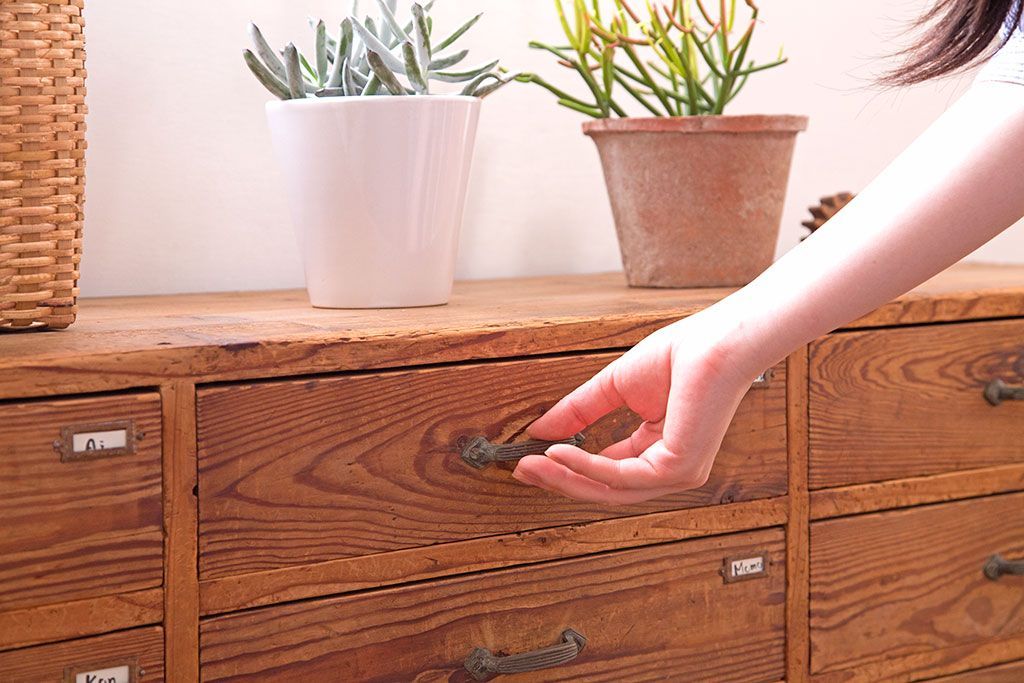 アンティーク家具　和製アンティーク　ネームプレート付き!古い木味の引き出しローボード