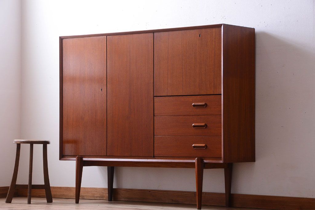 ビンテージ　北欧家具　チーク材のおしゃれな脚付きキャビネット(収納棚)