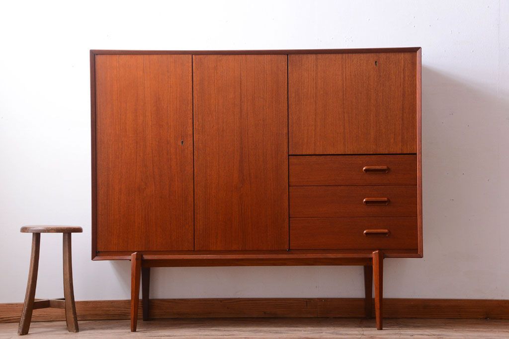 ビンテージ　北欧家具　チーク材のおしゃれな脚付きキャビネット(収納棚)