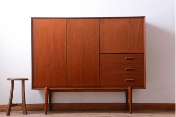 ビンテージ　北欧家具　チーク材のおしゃれな脚付きキャビネット(収納棚)