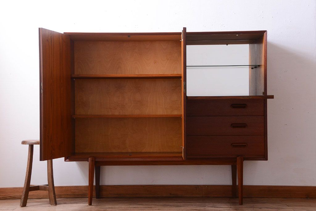 ビンテージ　北欧家具　チーク材のおしゃれな脚付きキャビネット(収納棚)