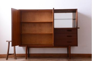 ビンテージ　北欧家具　チーク材のおしゃれな脚付きキャビネット(収納棚)