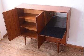 ビンテージ　北欧家具　チーク材のおしゃれな脚付きキャビネット(収納棚)