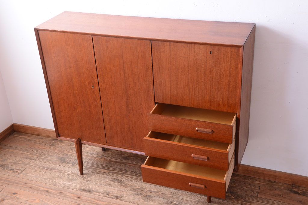 ビンテージ　北欧家具　チーク材のおしゃれな脚付きキャビネット(収納棚)