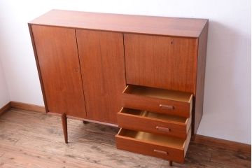 ビンテージ　北欧家具　チーク材のおしゃれな脚付きキャビネット(収納棚)