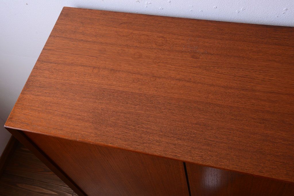 ビンテージ　北欧家具　チーク材のおしゃれな脚付きキャビネット(収納棚)