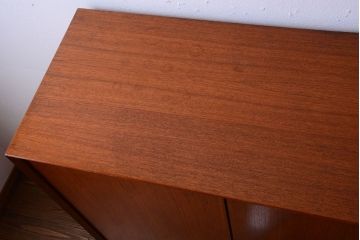 ビンテージ　北欧家具　チーク材のおしゃれな脚付きキャビネット(収納棚)