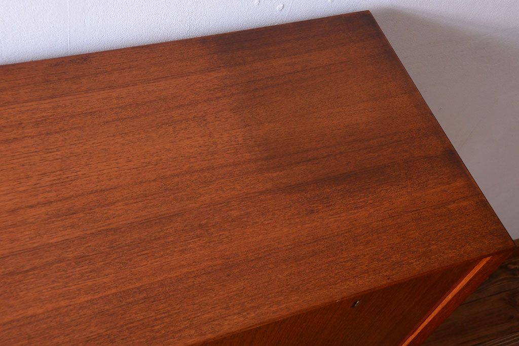 ビンテージ　北欧家具　チーク材のおしゃれな脚付きキャビネット(収納棚)