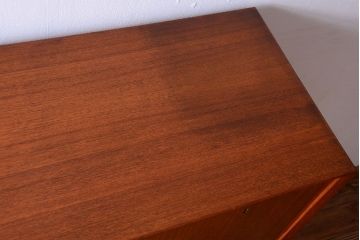 ビンテージ　北欧家具　チーク材のおしゃれな脚付きキャビネット(収納棚)