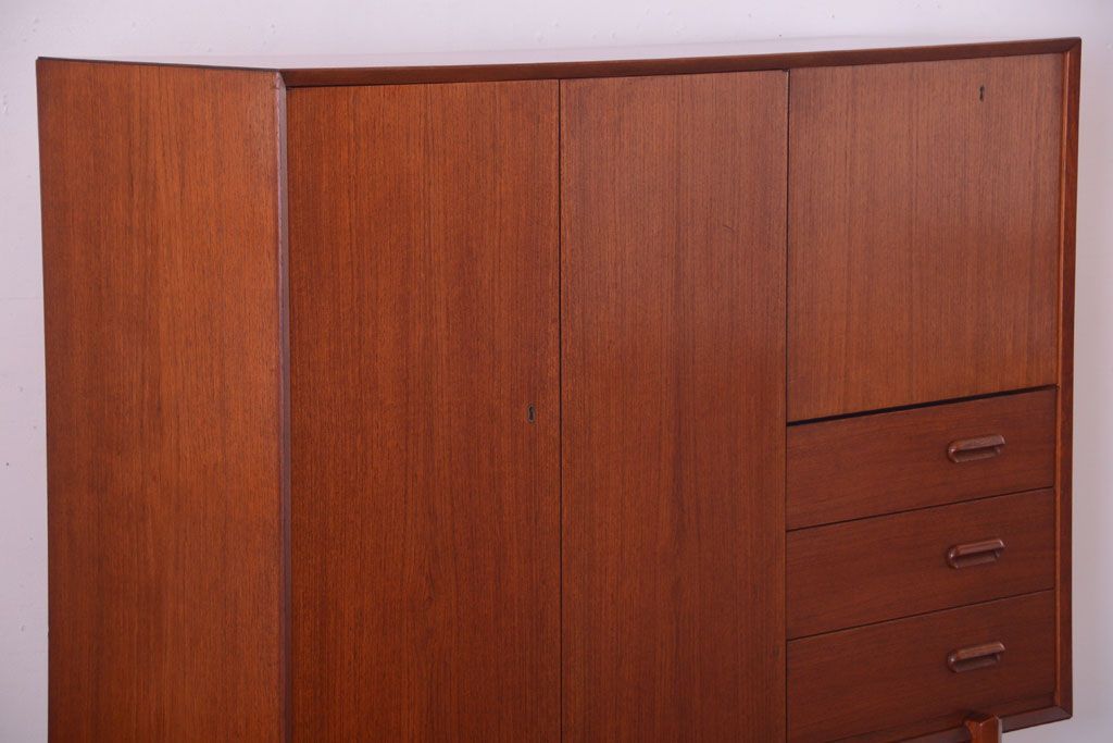 ビンテージ　北欧家具　チーク材のおしゃれな脚付きキャビネット(収納棚)