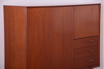 ビンテージ　北欧家具　チーク材のおしゃれな脚付きキャビネット(収納棚)