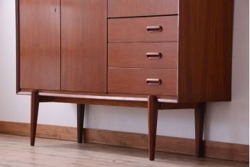 ビンテージ　北欧家具　チーク材のおしゃれな脚付きキャビネット(収納棚)