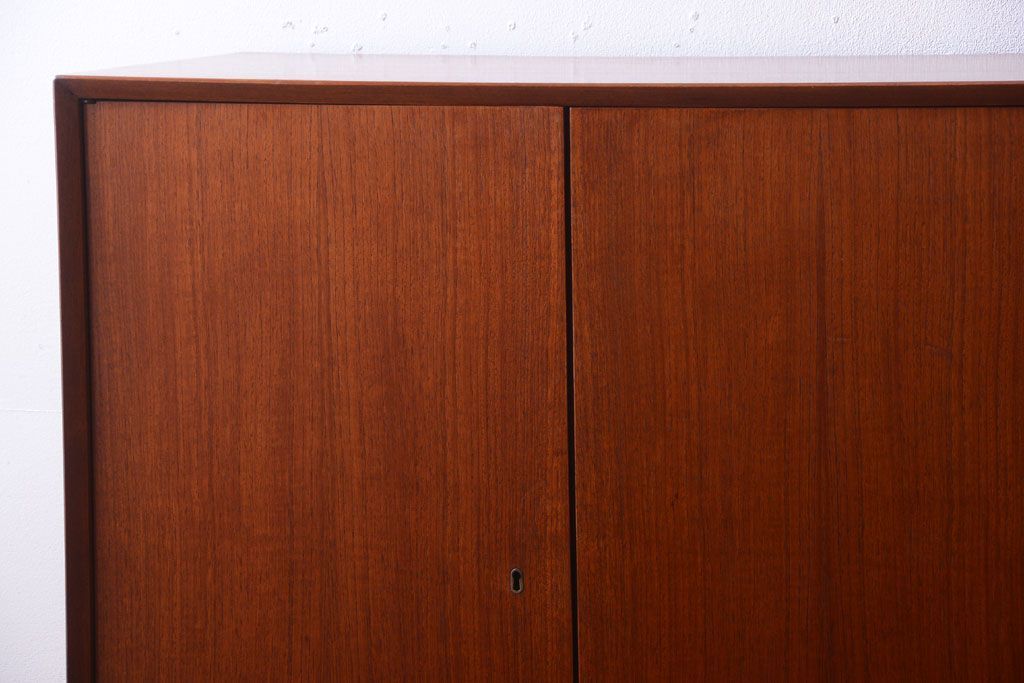 ビンテージ　北欧家具　チーク材のおしゃれな脚付きキャビネット(収納棚)