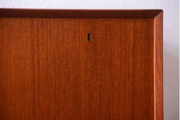 ビンテージ　北欧家具　チーク材のおしゃれな脚付きキャビネット(収納棚)