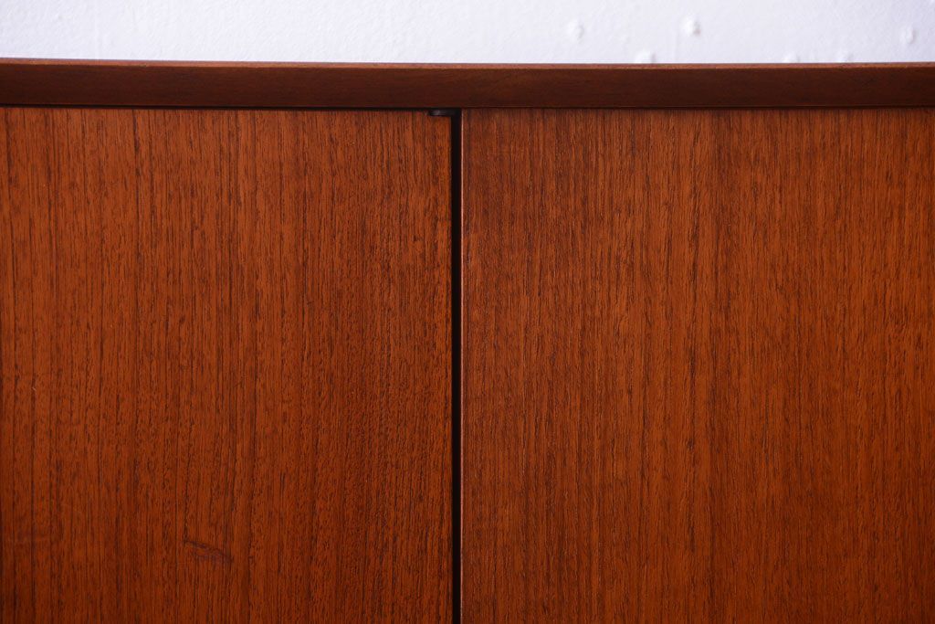 ビンテージ　北欧家具　チーク材のおしゃれな脚付きキャビネット(収納棚)