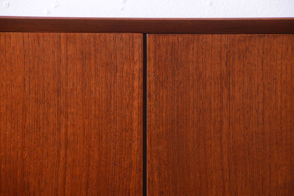 ビンテージ　北欧家具　チーク材のおしゃれな脚付きキャビネット(収納棚)