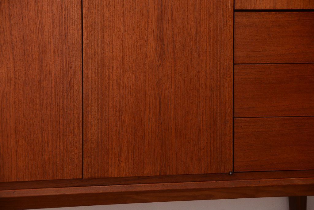 ビンテージ　北欧家具　チーク材のおしゃれな脚付きキャビネット(収納棚)