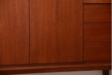 ビンテージ　北欧家具　チーク材のおしゃれな脚付きキャビネット(収納棚)