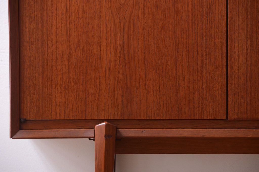 ビンテージ　北欧家具　チーク材のおしゃれな脚付きキャビネット(収納棚)