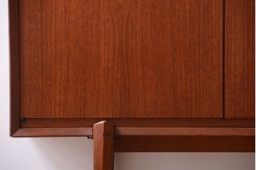 ビンテージ　北欧家具　チーク材のおしゃれな脚付きキャビネット(収納棚)