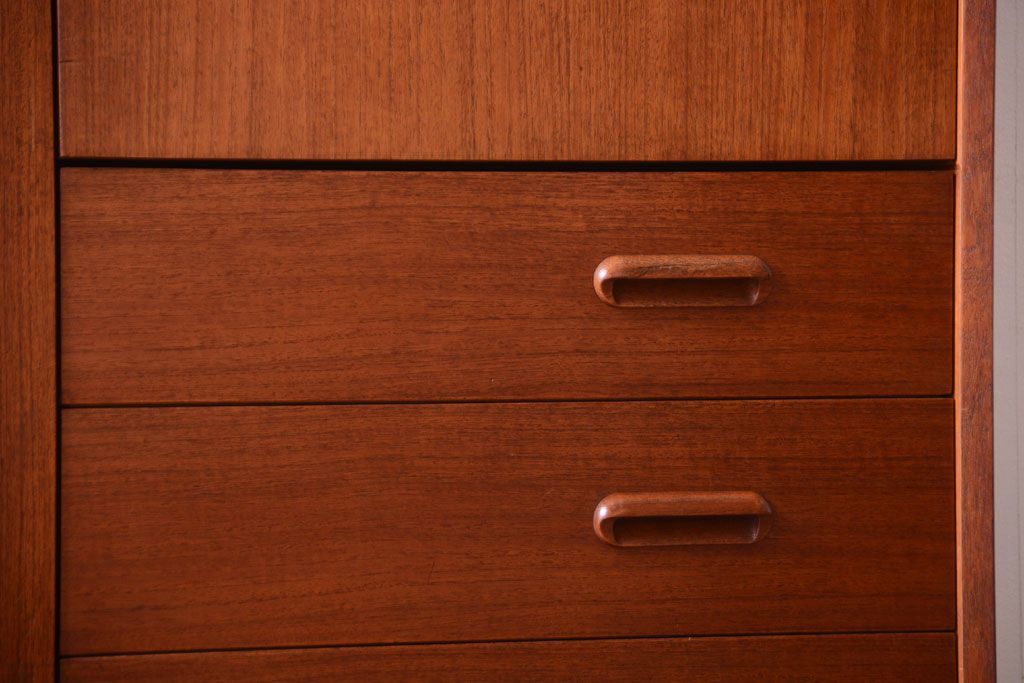 ビンテージ　北欧家具　チーク材のおしゃれな脚付きキャビネット(収納棚)