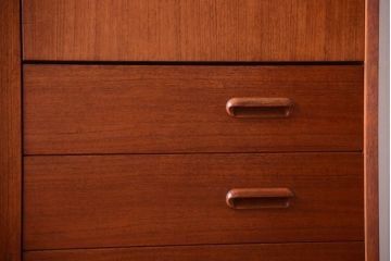 ビンテージ　北欧家具　チーク材のおしゃれな脚付きキャビネット(収納棚)