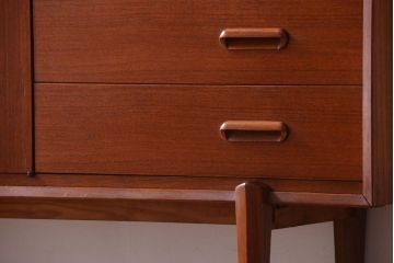 ビンテージ　北欧家具　チーク材のおしゃれな脚付きキャビネット(収納棚)