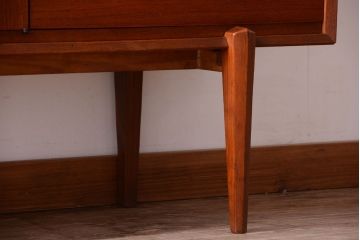 ビンテージ　北欧家具　チーク材のおしゃれな脚付きキャビネット(収納棚)