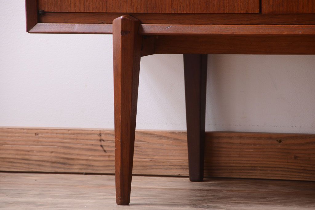 ビンテージ　北欧家具　チーク材のおしゃれな脚付きキャビネット(収納棚)