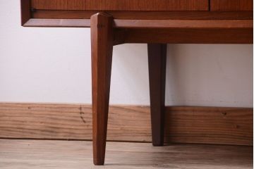 ビンテージ　北欧家具　チーク材のおしゃれな脚付きキャビネット(収納棚)