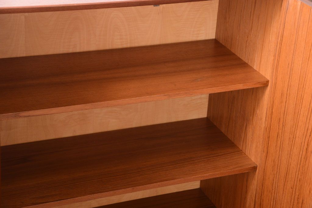 ビンテージ　北欧家具　チーク材のおしゃれな脚付きキャビネット(収納棚)