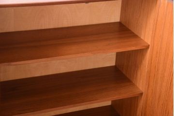 ビンテージ　北欧家具　チーク材のおしゃれな脚付きキャビネット(収納棚)