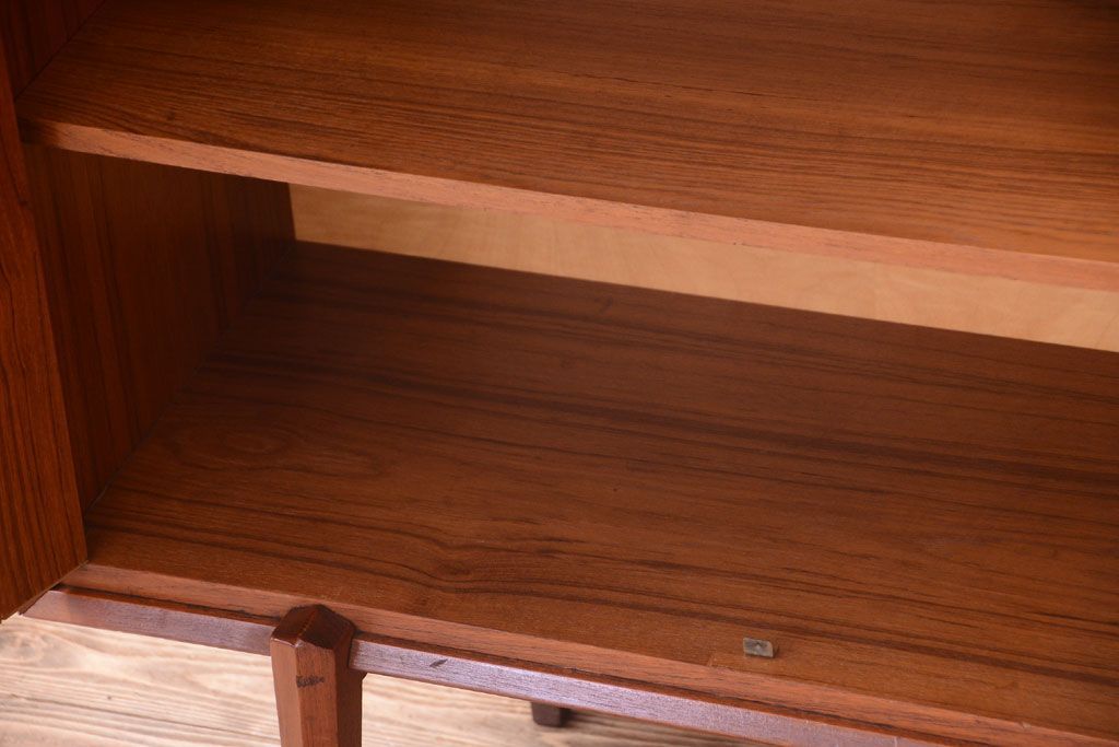 ビンテージ　北欧家具　チーク材のおしゃれな脚付きキャビネット(収納棚)