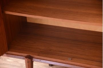 ビンテージ　北欧家具　チーク材のおしゃれな脚付きキャビネット(収納棚)