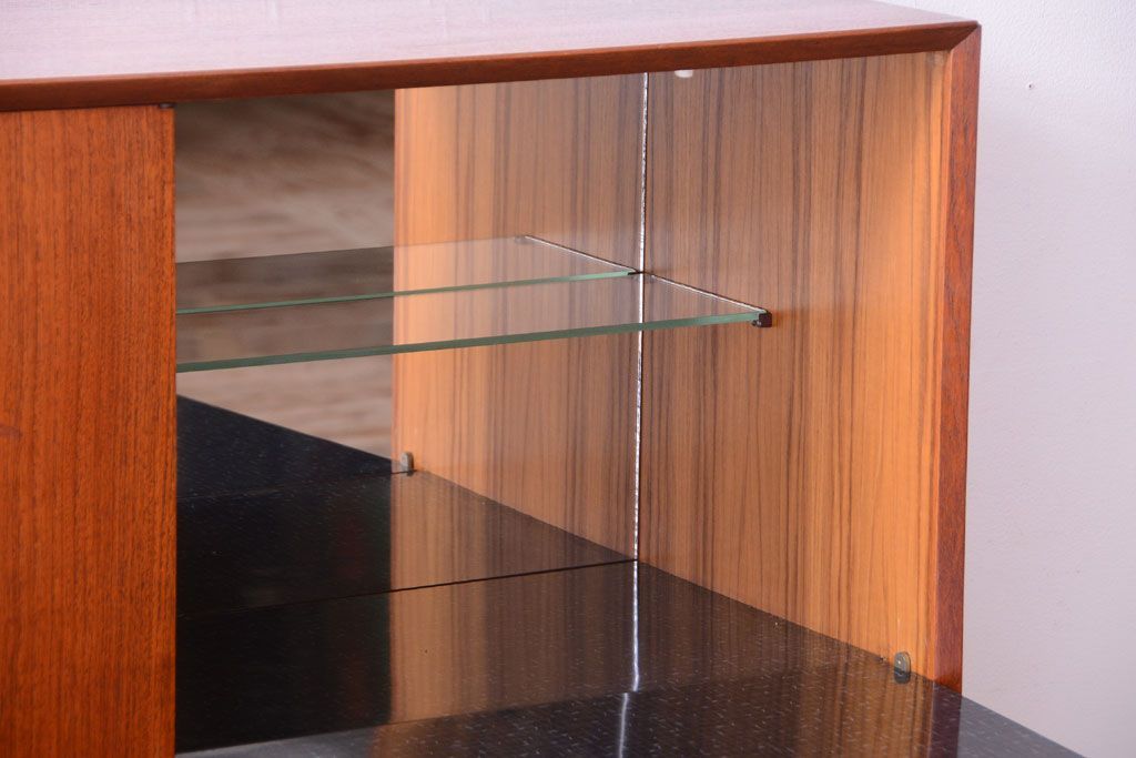 ビンテージ　北欧家具　チーク材のおしゃれな脚付きキャビネット(収納棚)