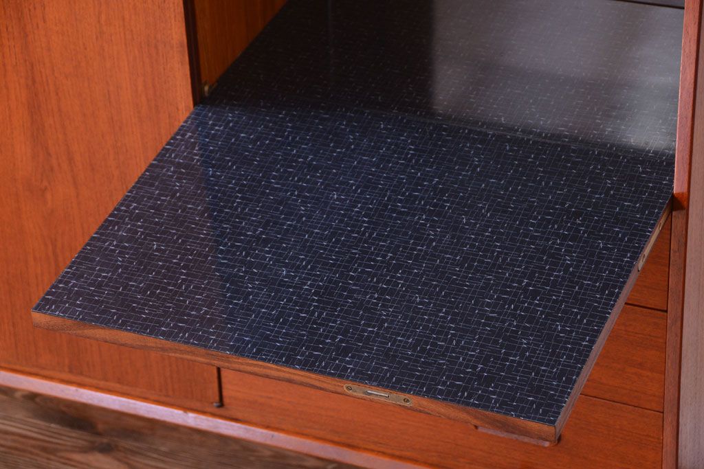 ビンテージ　北欧家具　チーク材のおしゃれな脚付きキャビネット(収納棚)