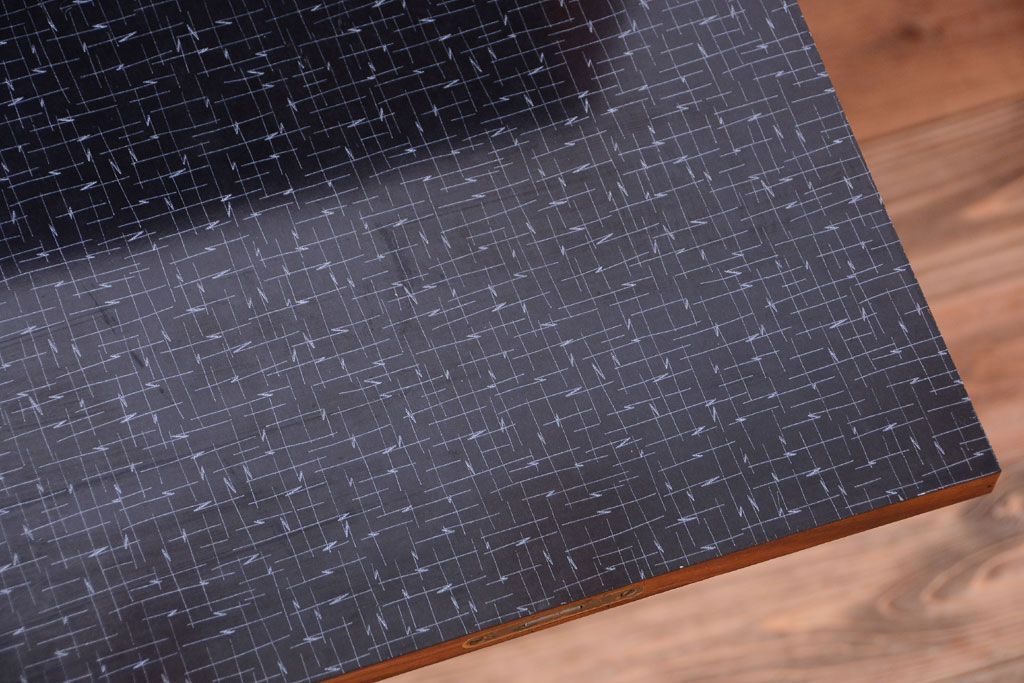 ビンテージ　北欧家具　チーク材のおしゃれな脚付きキャビネット(収納棚)